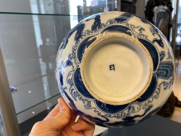 Une paire de bols en porcelaine de Chine 'Bleu de Hue' pour le Vietnam, 20&egrave;me