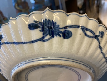 Une assiette en porcelaine Arita de Japon en bleu et blanc &agrave; d&eacute;cor d'un li&egrave;vre, Edo, d&eacute;but du 18&egrave;me