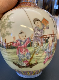 Un vase en porcelaine de Chine famille rose &agrave; d&eacute;cor de gar&ccedil;ons jouants, marque de Jiaqing, R&eacute;publique