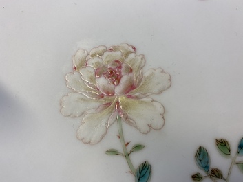 Un plat en porcelaine de Chine famille rose &agrave; d&eacute;cor d'un arbre de prunus, marque de Yongzheng, R&eacute;publique