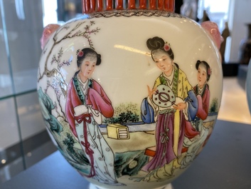 Une paire de vases couverts aux couvercles ajour&eacute;s en porcelaine de Chine famille rose, Qianlong marque, R&eacute;publique