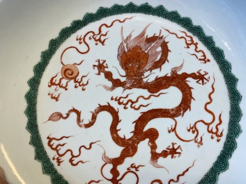 Un plat en porcelaine de Chine &agrave; d&eacute;cor d'un dragon en rouge de fer, Kangxi