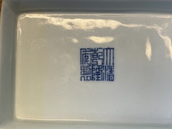 Un vase couvert en porcelaine de Chine en bleu et blanc &agrave; d&eacute;cor de chauve-souris et nuages, marque et &eacute;poque de Qianlong
