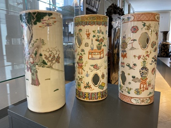 Trois porte-chapeaux en porcelaine de Chine famille rose, 19&egrave;me