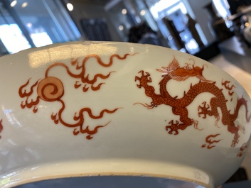 Un plat en porcelaine de Chine &agrave; d&eacute;cor d'un dragon en rouge de fer, Kangxi