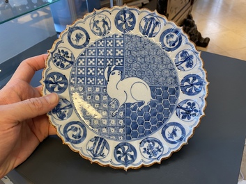 Une assiette en porcelaine Arita de Japon en bleu et blanc &agrave; d&eacute;cor d'un li&egrave;vre, Edo, d&eacute;but du 18&egrave;me