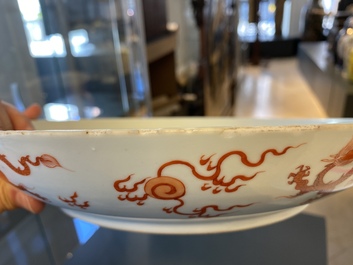 Un plat en porcelaine de Chine &agrave; d&eacute;cor d'un dragon en rouge de fer, Kangxi