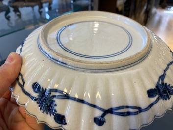 Une assiette en porcelaine Arita de Japon en bleu et blanc &agrave; d&eacute;cor d'un li&egrave;vre, Edo, d&eacute;but du 18&egrave;me