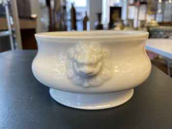 Un br&ucirc;le-parfum en porcelaine blanc de Chine de Dehua aux anses en forme de t&ecirc;tes de lions, marque de Xuande, Kangxi