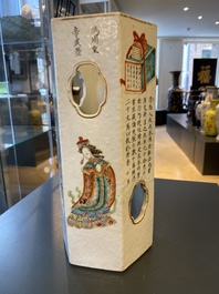 Un porte-chapeau de forme hexagonale en porcelaine de Chine famille rose &agrave; d&eacute;cor de 'Wu Shuang Pu', marque et &eacute;poque de Tongzhi