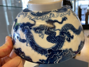 Een paar Chinese 'Bleu de Hue' kommen voor de Vietnamese markt, 20e eeuw