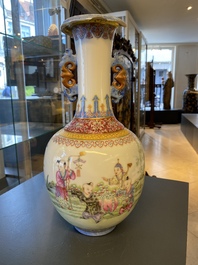 Un vase en porcelaine de Chine famille rose &agrave; d&eacute;cor de gar&ccedil;ons jouants, marque de Jiaqing, R&eacute;publique