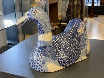 Une paire de terrines couvertes en forme de canard en porcelaine de Chine en bleu et blanc, R&eacute;publique