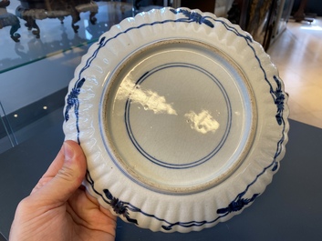 Une assiette en porcelaine Arita de Japon en bleu et blanc &agrave; d&eacute;cor d'un li&egrave;vre, Edo, d&eacute;but du 18&egrave;me