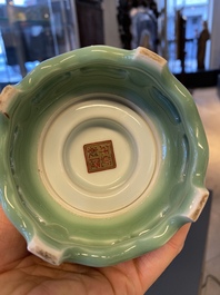 Un vase &agrave; d&eacute;cor de dragons tournant sur son socle en porcelaine de Chine, marque de Qianlong, 20&egrave;me