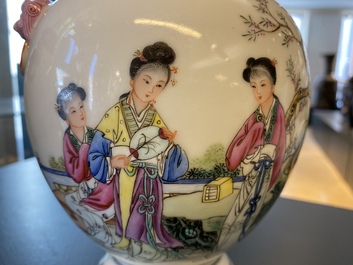 Een paar Chinese famille rose vazen met opengewerkte deksels, Qianlong merk, Republiek