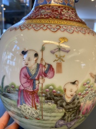 Een Chinese famille rose vaas met spelende jongens, Jiaqing merk, Republiek