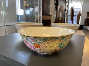 A pair of Chinese blue and white 'Nanking Cargo' bowls and a famille rose millefleurs bowl, 18/19th C.