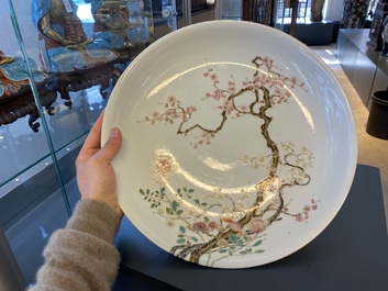 Un plat en porcelaine de Chine famille rose &agrave; d&eacute;cor d'un arbre de prunus, marque de Yongzheng, R&eacute;publique