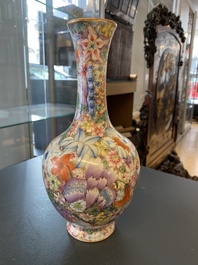 Un vase en porcelaine de Chine famille rose &agrave; d&eacute;cor millefleurs, marque de Qianlong, R&eacute;publique