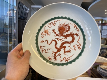 Un plat en porcelaine de Chine &agrave; d&eacute;cor d'un dragon en rouge de fer, Kangxi