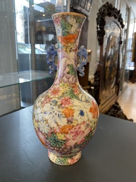 Un vase en porcelaine de Chine famille rose &agrave; d&eacute;cor millefleurs, marque de Qianlong, R&eacute;publique