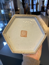 Un porte-chapeau de forme hexagonale en porcelaine de Chine famille rose &agrave; d&eacute;cor de 'Wu Shuang Pu', marque et &eacute;poque de Tongzhi