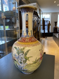 Un vase en porcelaine de Chine famille rose &agrave; d&eacute;cor de gar&ccedil;ons jouants, marque de Jiaqing, R&eacute;publique