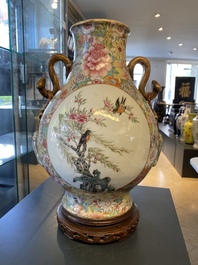 Un vase de forme 'hu' en porcelaine de Chine famille rose &agrave; d&eacute;cor millefleurs, marque de Qianlong, R&eacute;publique