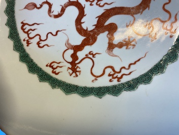 Un plat en porcelaine de Chine &agrave; d&eacute;cor d'un dragon en rouge de fer, Kangxi