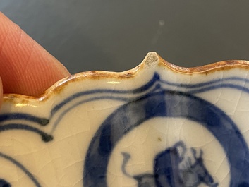 Une assiette en porcelaine Arita de Japon en bleu et blanc &agrave; d&eacute;cor d'un li&egrave;vre, Edo, d&eacute;but du 18&egrave;me