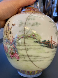 Un vase en porcelaine de Chine famille rose &agrave; d&eacute;cor de gar&ccedil;ons jouants, marque de Jiaqing, R&eacute;publique