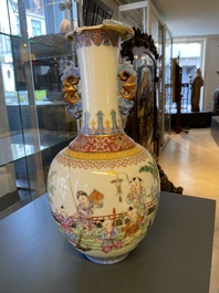 Un vase en porcelaine de Chine famille rose &agrave; d&eacute;cor de gar&ccedil;ons jouants, marque de Jiaqing, R&eacute;publique