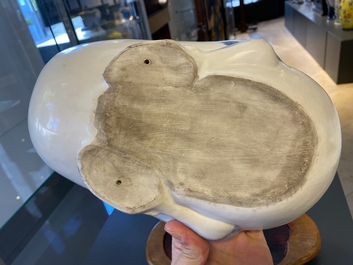 Une paire de terrines couvertes en forme de canard en porcelaine de Chine en bleu et blanc, R&eacute;publique