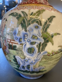 Un vase en porcelaine de Chine famille rose &agrave; d&eacute;cor de gar&ccedil;ons jouants, marque de Jiaqing, R&eacute;publique