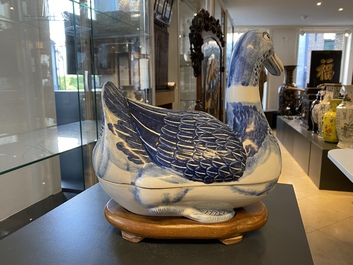 Une paire de terrines couvertes en forme de canard en porcelaine de Chine en bleu et blanc, R&eacute;publique