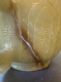 Een Chinese theepot in lichte celadon jade, Qing