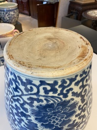 Un vase en porcelaine de Chine en bleu et blanc &agrave; d&eacute;cor de rinceaux de pivoines, Kangxi