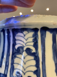 Un vase &agrave; six anses en porcelaine de Chine en bleu et blanc &agrave; d&eacute;cor de rinceaux de lotus, Wanli