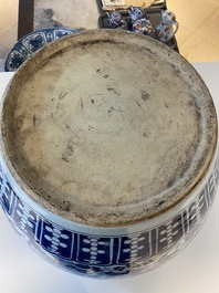 A large Chinese blue and white fish bowl with an eagle and magpies, 19th C.