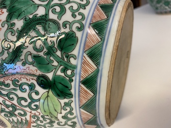 Une paire de vases en porcelaine de Chine famille verte &agrave; d&eacute;cor de ph&eacute;nix, 19&egrave;me