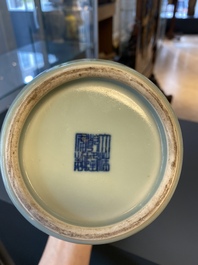 Een Chinese monochrome celadon vaas, Qianlong merk, 19/20e eeuw