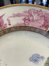 Une assiette en porcelaine de Chine famille rose figurant la chasse aux tigres en Calcutta, Qianlong