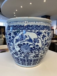 Un grand aquarium en porcelaine de Chine en bleu et blanc &agrave; d&eacute;cor d'un aigle et de pies, 19&egrave;me