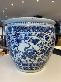 Un grand aquarium en porcelaine de Chine en bleu et blanc &agrave; d&eacute;cor d'un aigle et de pies, 19&egrave;me