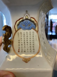 Un vase de forme hexagonale en porcelaine de Chine famille rose &agrave; d&eacute;cor de 'Wu Shuang Pu', 19&egrave;me