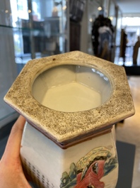 Un vase de forme hexagonale en porcelaine de Chine famille rose &agrave; d&eacute;cor de 'Wu Shuang Pu', 19&egrave;me