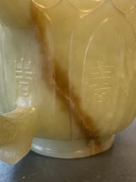 Een Chinese theepot in lichte celadon jade, Qing