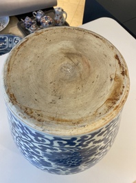 Un vase en porcelaine de Chine en bleu et blanc &agrave; d&eacute;cor de rinceaux de pivoines, Kangxi