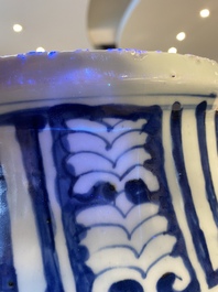 Un vase &agrave; six anses en porcelaine de Chine en bleu et blanc &agrave; d&eacute;cor de rinceaux de lotus, Wanli